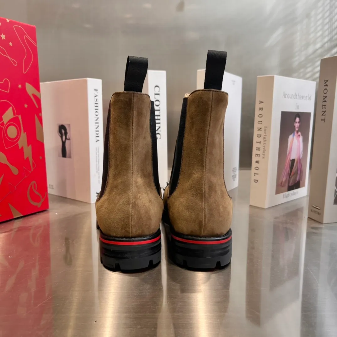 👟👟Ex-factory price 860👟👟 ╔Tire sole front toe nail army green sheep boots╗ ·Top version customization·²⁰²²𝐬𝐬 𝑪𝒉𝒓𝒊𝒔𝒕𝒊𝒂𝒏 𝑳𝒐𝒖𝒃𝒐𝒖𝒕𝒊𝒏 ▪️No matter the last shape, fabric, diamonds, nails, lining, outsole, they are as close as possible to ZP... ▪️The original sole is specially provided by the original factory ▪️The lining is imported water-dyed cowhide ▪️Private customization time is about 3-7 days —————— Size: Men's 39M-47M